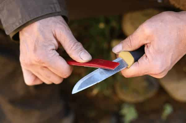 Basic knowledge of knives useful for camping, taught by Mora knife evangelist Shuhei Nagano, Shieldon