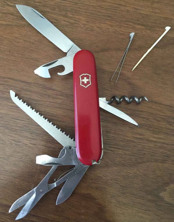 Универсальный нож Victorinox.