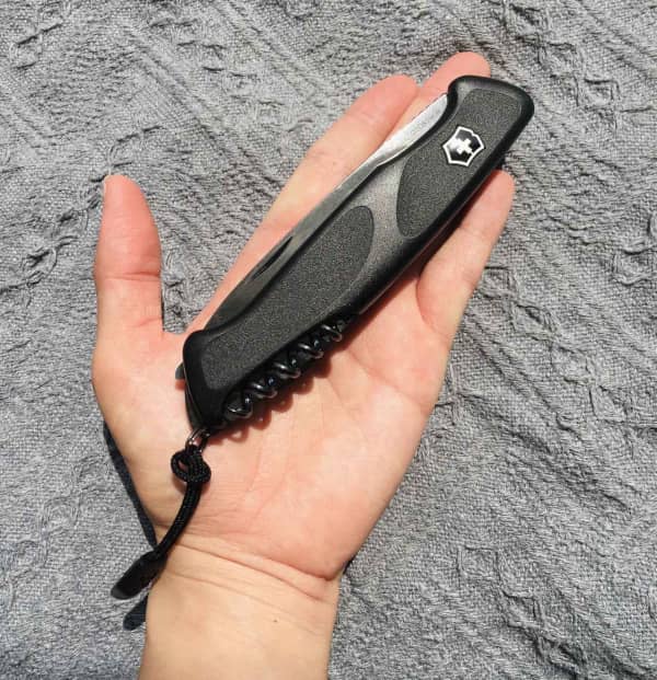 Pisau multi-alat Victorinox Kami membandingkan 3 jenis “Onyx Black Collection” dengan kemewahan yang luar biasa! , Perisai