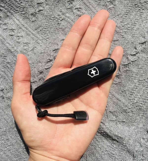 Pisau multi-alat Victorinox Kami membandingkan 3 jenis “Onyx Black Collection” dengan kemewahan yang luar biasa! , Perisai