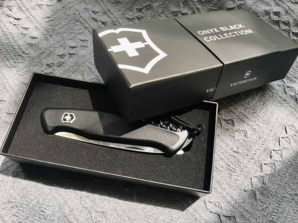 Pisau multi-alat Victorinox Kami membandingkan 3 jenis “Onyx Black Collection” dengan kemewahan yang luar biasa! , Perisai