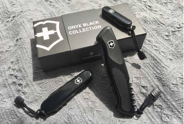 Pisau multi-alat Victorinox Kami membandingkan 3 jenis “Onyx Black Collection” dengan kemewahan yang luar biasa! , Perisai