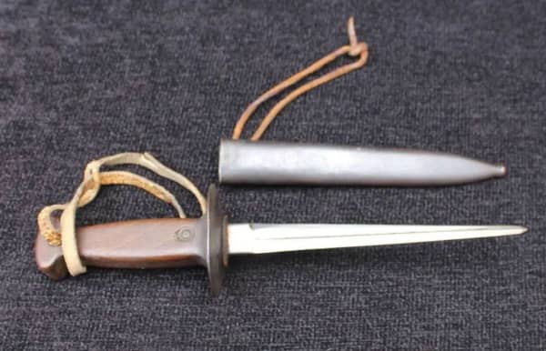 Bagaimanakah pedang itu berubah daripada pedang berbilah panjang kepada keris? , Shieldon